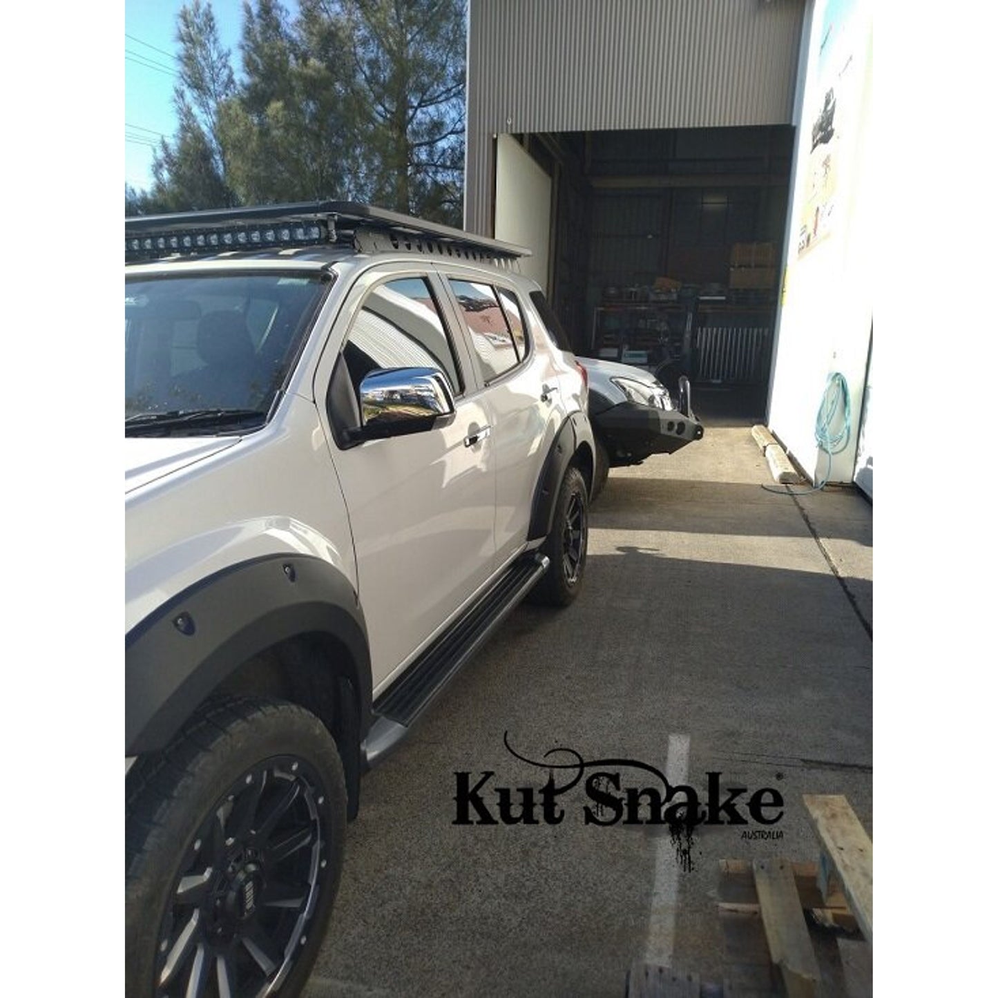 Isuzu MU-X 2015-2017 Kut Snake Flares